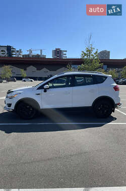 Внедорожник / Кроссовер Ford Kuga 2011 в 