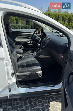 Внедорожник / Кроссовер Ford Kuga 2011 в 