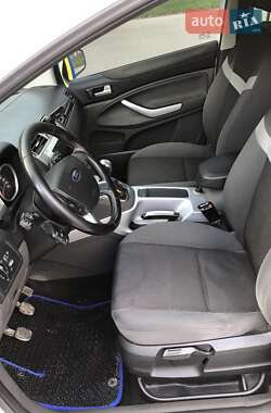 Внедорожник / Кроссовер Ford Kuga 2013 в 
