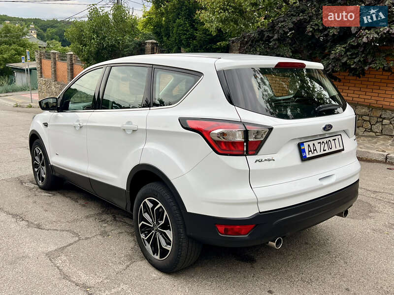 Позашляховик / Кросовер Ford Kuga 2017 в Києві