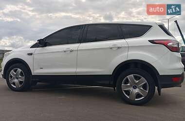 Внедорожник / Кроссовер Ford Kuga 2017 в 