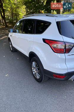 Внедорожник / Кроссовер Ford Kuga 2017 в 