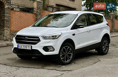 Позашляховик / Кросовер Ford Kuga 2017 в Києві
