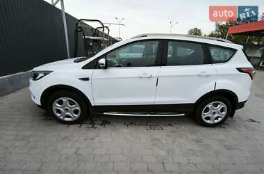 Внедорожник / Кроссовер Ford Kuga 2017 в 