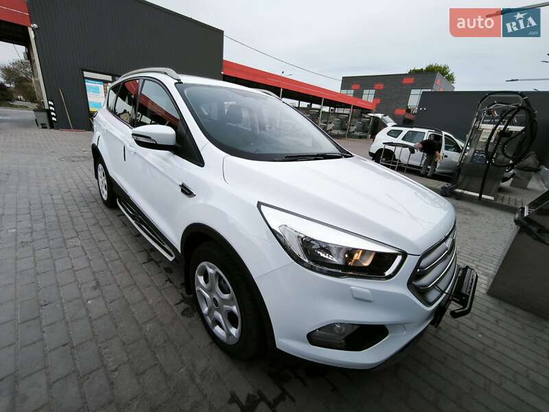 Внедорожник / Кроссовер Ford Kuga 2017 в 