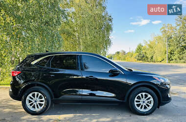 Позашляховик / Кросовер Ford Kuga 2021 в 