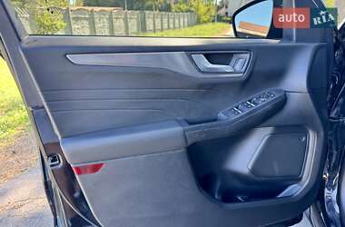 Внедорожник / Кроссовер Ford Kuga 2021 в 