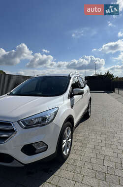 Внедорожник / Кроссовер Ford Kuga 2019 в 