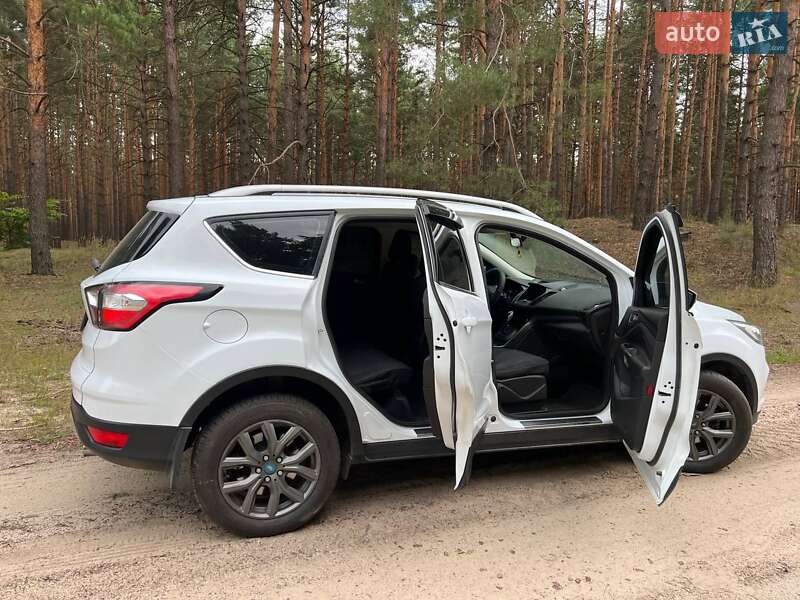 Позашляховик / Кросовер Ford Kuga 2019 в Києві