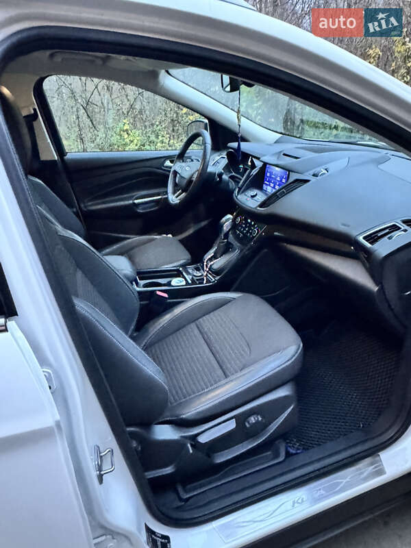 Позашляховик / Кросовер Ford Kuga 2019 в Чернівцях