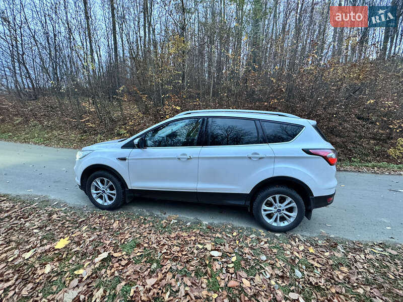 Позашляховик / Кросовер Ford Kuga 2019 в Чернівцях