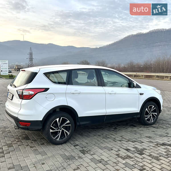 Внедорожник / Кроссовер Ford Kuga 2017 в Хусте