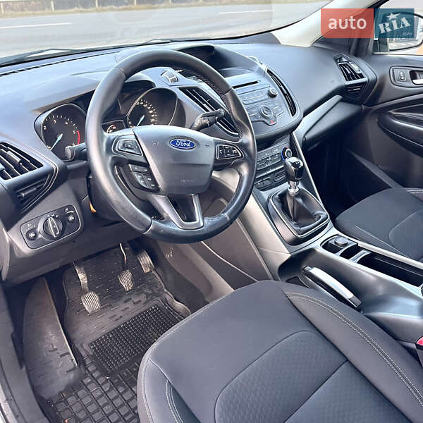 Внедорожник / Кроссовер Ford Kuga 2017 в Хусте