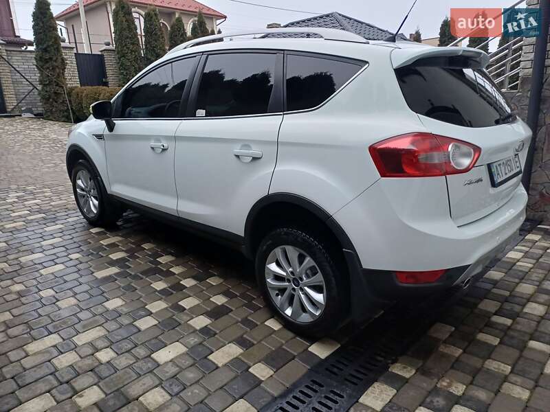 Позашляховик / Кросовер Ford Kuga 2012 в Чернівцях