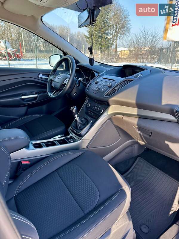 Внедорожник / Кроссовер Ford Kuga 2017 в Виннице