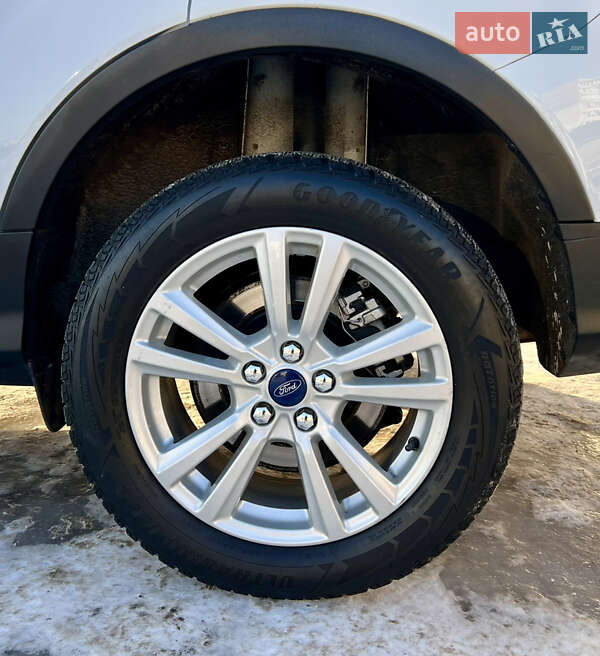 Позашляховик / Кросовер Ford Kuga 2016 в Києві