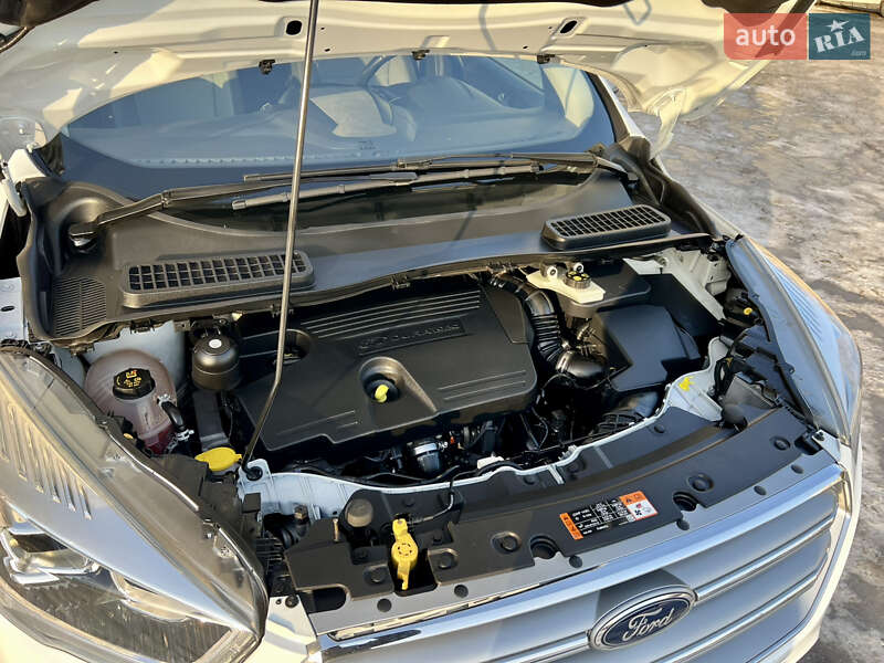 Позашляховик / Кросовер Ford Kuga 2016 в Києві