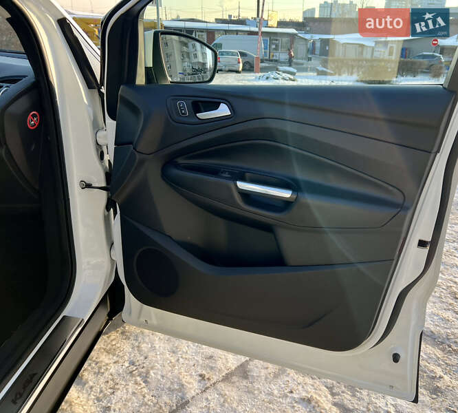 Позашляховик / Кросовер Ford Kuga 2016 в Києві