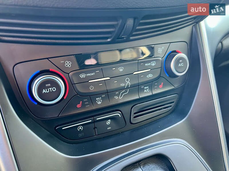 Позашляховик / Кросовер Ford Kuga 2016 в Києві