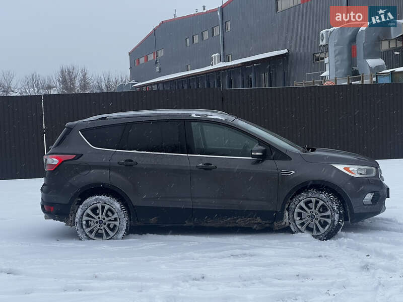 Позашляховик / Кросовер Ford Kuga 2016 в Києві