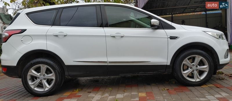Внедорожник / Кроссовер Ford Kuga 2017 в Каменец-Подольском