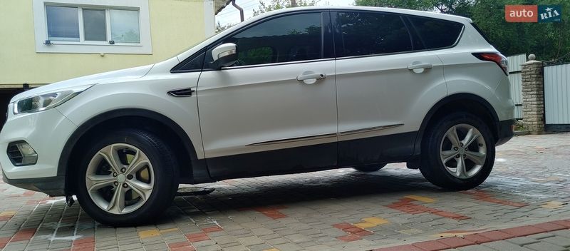 Внедорожник / Кроссовер Ford Kuga 2017 в Каменец-Подольском
