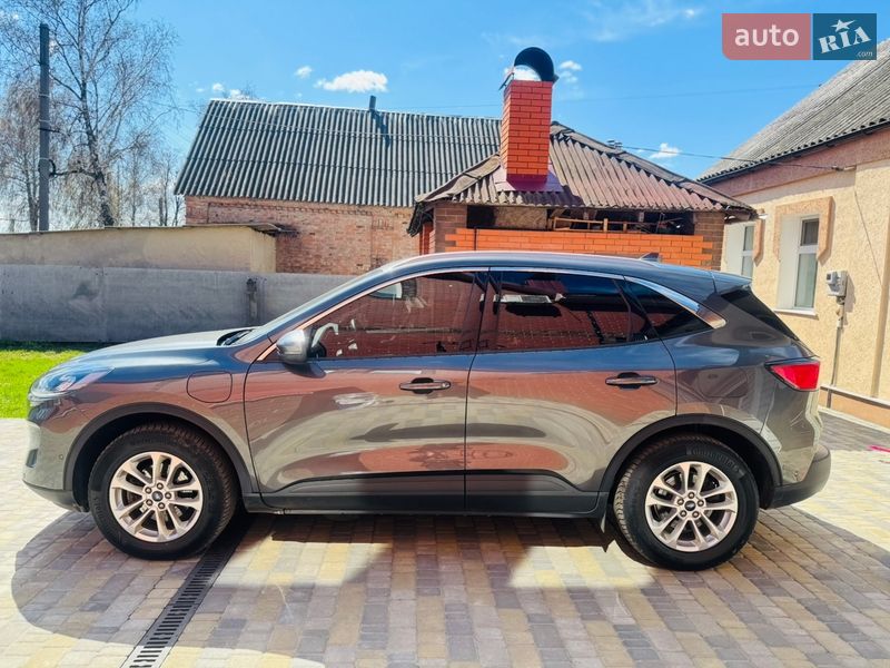 Внедорожник / Кроссовер Ford Kuga 2021 в Ромнах