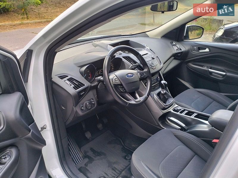 Позашляховик / Кросовер Ford Kuga 2017 в Києві