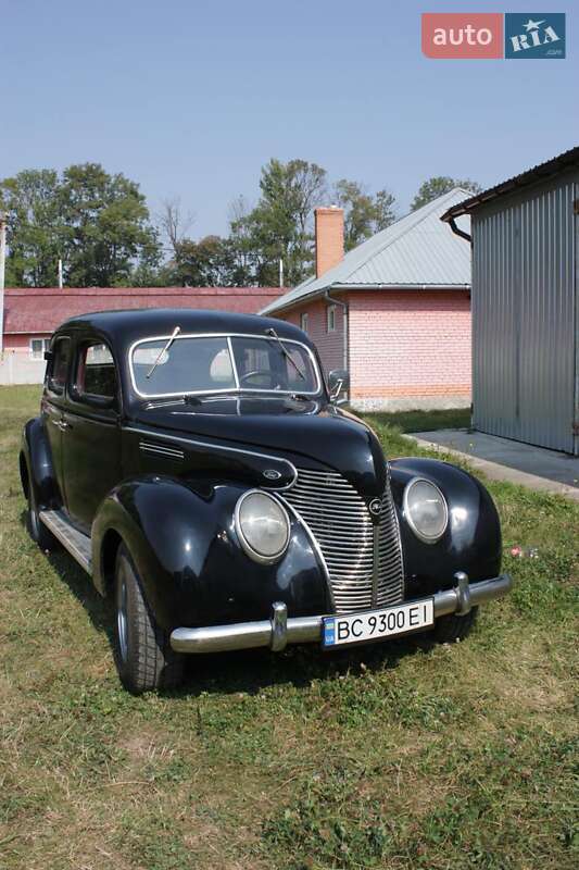 Седан Ford Model 48 1935 в Львове