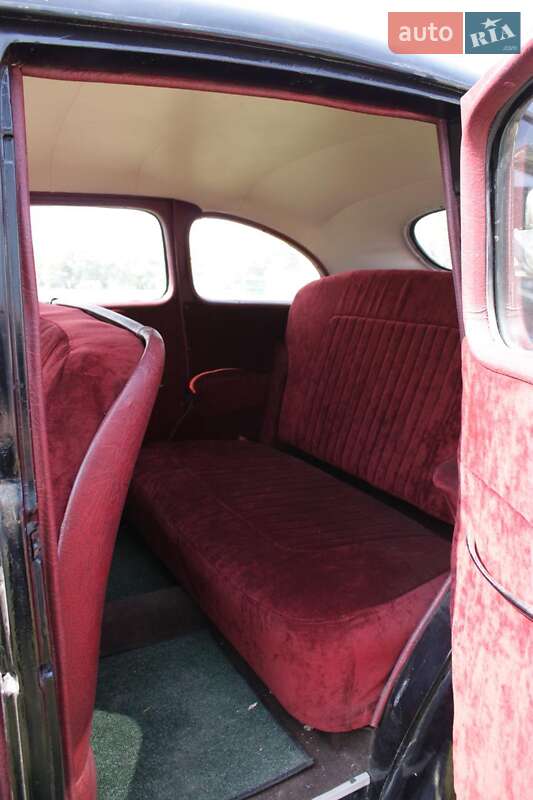 Седан Ford Model 48 1935 в Львове