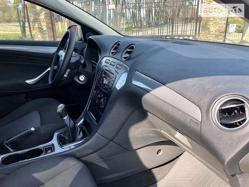 Седан Ford Mondeo 2012 в Стрию