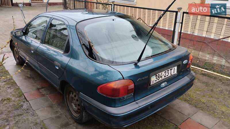 Лифтбек Ford Mondeo 1993 в Шумске