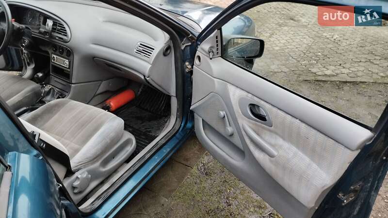 Лифтбек Ford Mondeo 1993 в Шумске