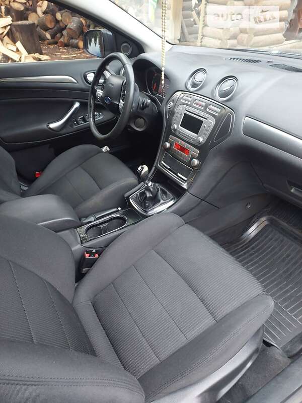 Седан Ford Mondeo 2010 в Рахове