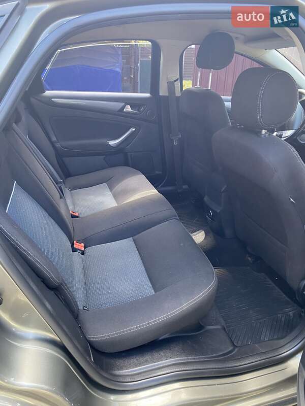 Седан Ford Mondeo 2012 в 