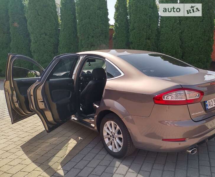 Седан Ford Mondeo 2012 в Хусте