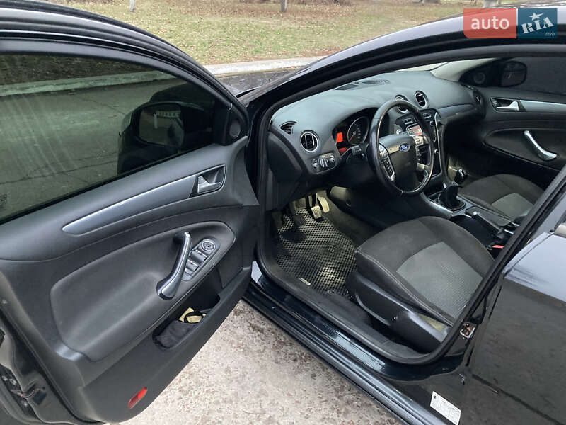 Седан Ford Mondeo 2010 в Варві