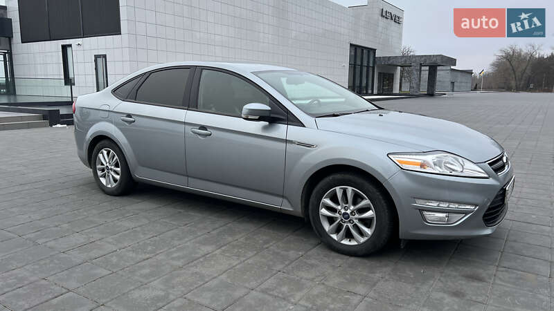 Седан Ford Mondeo 2012 в 
