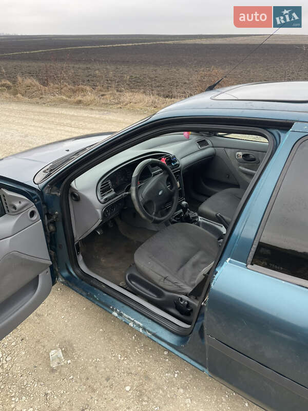 Седан Ford Mondeo 1993 в Городке
