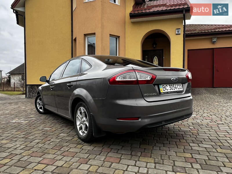 Седан Ford Mondeo 2011 в Стрию