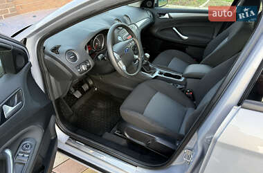 Лифтбек Ford Mondeo 2013 в 