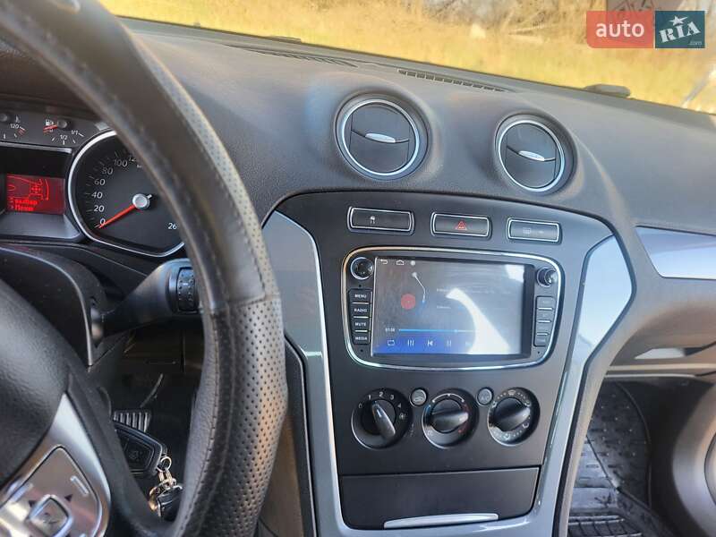 Седан Ford Mondeo 2012 в Деражне