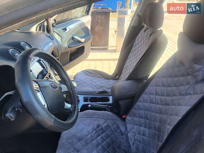 Седан Ford Mondeo 2012 в Деражне