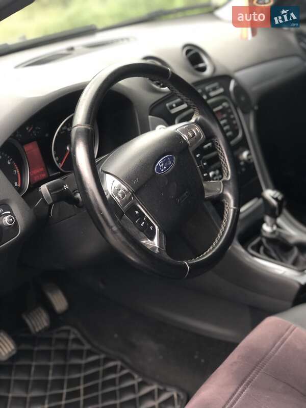 Седан Ford Mondeo 2012 в Дубно