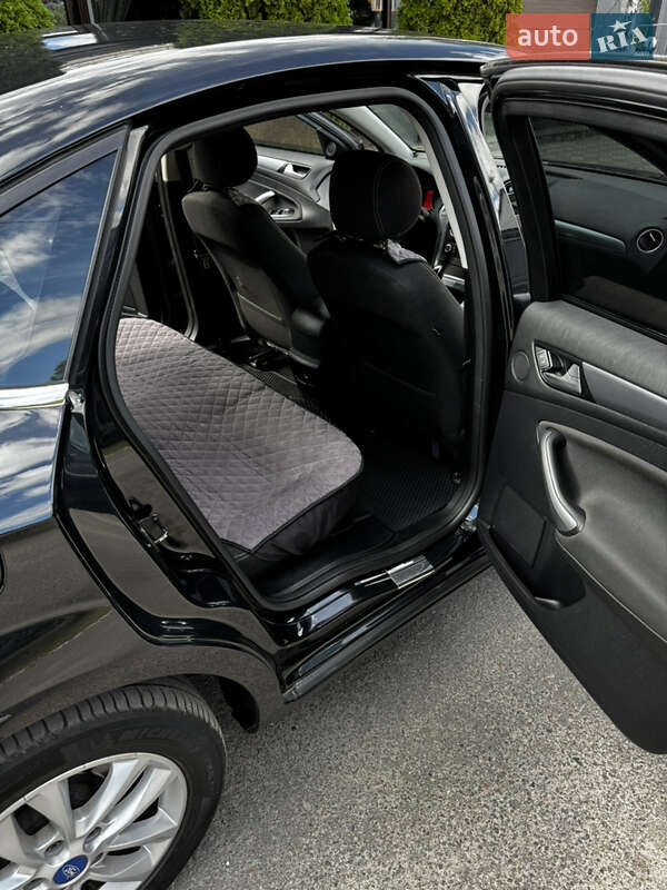 Седан Ford Mondeo 2012 в Краснограде