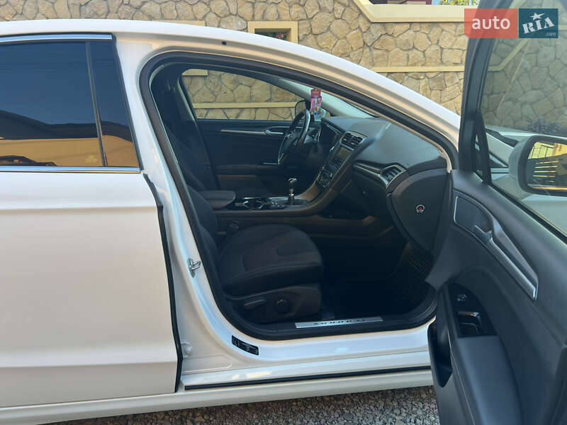 Седан Ford Mondeo 2015 в Черновцах