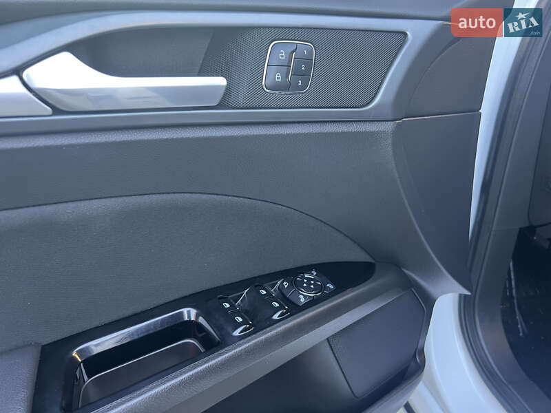 Седан Ford Mondeo 2015 в Черновцах