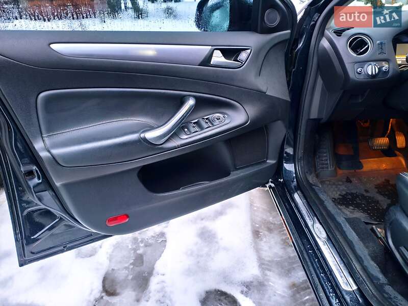 Седан Ford Mondeo 2011 в Глухове