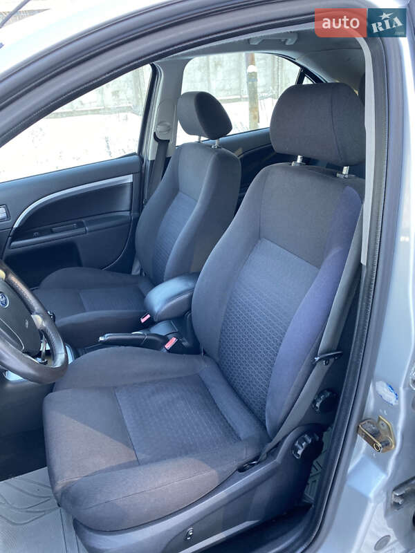 Лифтбек Ford Mondeo 2004 в Житомире