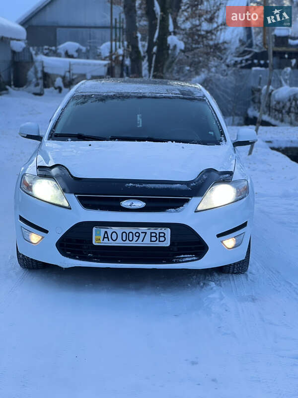 Седан Ford Mondeo 2011 в Хусте